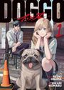 Text: „DOGGO 1“. Junge Frau lächelt neben einem Mops, junger Mann im Hintergrund. Illustration mit Baukegel.
