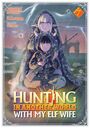 Text: "Hunting in Another World with My Elf Wife." Ein junger Mann und eine Elfe in Tarnkleidung, bewaffnet, bei Regen.