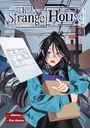 "The Strange House", 6. Eine Frau mit schwarzen Haaren hält eine Tasche und einen Lageplan, wirkt überrascht; winterliche Kleidung.