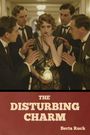 „THE DISTURBING CHARM“ steht auf rotem Hintergrund. Eine Frau im Vintage-Kleid hält ein leuchtendes Objekt, umgeben von Männern.