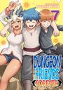Text: „Story and Art by YASUHISA KUMA“, „7“, „DUNGEON FRIENDS FOREVER“. Drei lachende Figuren umarmen sich. Anime-Stil.