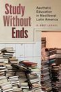 "Study Without Ends", "Aesthetic Education in Neoliberal Latin America", D. Bret Leraul. Stapel alter Bücher in einem Raum.