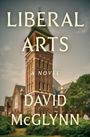 "LIBERAL ARTS A NOVEL DAVID McGLYNN" steht auf einem unscharfen, historischen Backsteingebäude mit Turm.