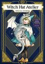 "Witch Hat Atelier Special Stories." Ein Mädchen mit Hexenhut umarmt einen lächelnden Drachen auf elegantem, blauem Hintergrund.