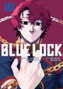 **38**, **Blue Lock**, darunter Autoren. Illustration eines jungen Mannes in Kleidung mit Kette um den Hals vor weinrotem Hintergrund.