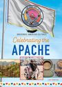 "Celebrating the Apache" oben, Flagge mit Siegel, Text: "Indigenous American Cultures", Bilder von Landschaft, Tänzer, Körbe.