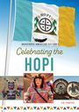 "Celebrating the Hopi" steht in großen Buchstaben. Illustration: Hopi-Flagge, darunter Bilder von traditioneller Kleidung und Kunst.