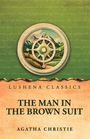 Text: LUSHENA CLASSICS, THE MAN IN THE BROWN SUIT, AGATHA CHRISTIE. Illustration eines Kompasses vor Berglandschaft.