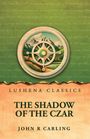 "LUSHENA CLASSICS. THE SHADOW OF THE CZAR. JOHN R CARLING." Illustration mit Kompass und Berglandschaft.