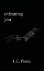 Text: "unlearning you" und "L.C. Pierce". Zwei skizzierte Hände nähern sich einander auf schwarzem Hintergrund.