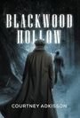 "BLACKWOOD HOLLOW" und "COURTNEY ADKISSON". Ein Mann im Mantel schaut in einen nebligen Wald, während eine Gestalt rennt.