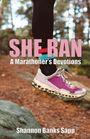 Text: "SHE RAN: A Marathoner's Devotions" von Shannon Banks Sapp. 
Ein laufender Fuß in rosa Turnschuh auf Waldweg.