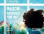 Titel: "Mason Catches the Sky". Geschrieben von Laliy Jerez, illustriert von Joana Pereira. Kind blickt aus dem Fenster.
