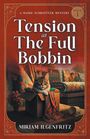 "Tension at The Full Bobbin," "Yard Sale," Katze in einer Kiste, umgeben von Quilts und einer Kaffeetasse.