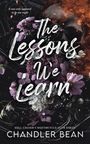„The Lessons We Learn“ in großer Schrift mit Blumen, einem Totenkopf und Rauch im Hintergrund. Unten „CHANDLER BEAN“.