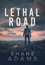 „LETHAL ROAD“ oben, „SHANE ADAMS“ unten. Eine Person steht vor einer dramatischen Landschaft, gegen Abendhimmel.