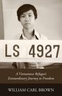 Ein junger Mensch hält ein Schild mit "LS 4927". Text darunter: "A Vietnamese Refugee’s Extraordinary Journey to Freedom".