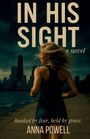 Text: "IN HIS SIGHT, a novel, hunted by fear, held by grace. ANNA POWELL." Eine Frau joggt an einer Küste entlang, Skyline im Hintergrund.