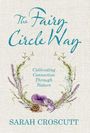 "The Fairy Circle Way: Cultivating Connection Through Nature" von Sarah Croscutt. Illustration mit Pflanzenkranz und Schnecke.