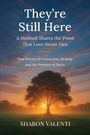 "They’re Still Here" von Sharon Valenti. Ein Baum vor einem farbenfrohen Sonnenuntergang auf offenem Feld.