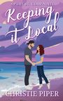 „A Port St. Clair Novel“, „Keeping it Local“, „Christie Piper“. Illustration: Paar am Strand, hält Hände; pastellfarbener Himmel.