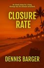 "Closure Rate" von Dennis Barger. Ein Strand bei Sonnenuntergang, Palmen, Lichterkette und ein Koffer sind zu sehen.