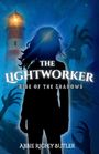 "The Lightworker: Rise of the Shadows" steht über der Silhouette einer Person, umgeben von geisterhaften Händen und einem Leuchtturm.