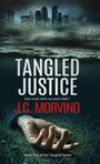 „TANGLED JUSTICE“, „How much truth can power hide?“, „J.C. MORVINO“, Hand auf Gras, Stadt im Hintergrund.