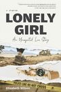„Lonely Girl: An Unexpected Love Story“, Zitat von Jennifer Leigh Selig. Füße auf einem Wanderweg, Polizeiabsperrband.
