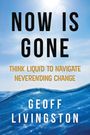 "NOW IS GONE. THINK LIQUID TO NAVIGATE NEVERENDING CHANGE. GEOFF LIVINGSTON." Himmel und Meer im Hintergrund.