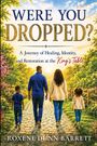 "WER YOU DROPPED?" beschreibt Heilung und Identität. Eine Familie auf einem sonnenbeschienenen Weg, umgeben von Bäumen.