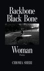 "Backbone Black Bone Woman Poems CHIOMA SHERI". Schwarz-weiß Bild: Frau sitzt draußen an einem Tisch in einem Park.