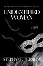 Text: „She noticed what others overlooked. Until she saw too much. UNIDENTIFIED WOMAN A Novel. STEPHANIE TERSIGNI.” Eine glitzernde Maske auf dunklem Hintergrund mit Rauch.