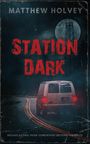 "Station Dark" in roten Buchstaben. Ein Van fährt bei Nacht auf einer kurvigen Straße, im Hintergrund ein Sendemast.