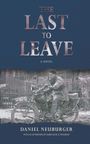 "The Last to Leave", "A Novel", "Daniel Neuberger". Schwarz-weiß-Foto eines Mannes auf einem Motorrad.