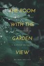 „THE ROOM WITH THE GARDEN VIEW“ ist groß geschrieben, auf grünen Blättern mit Wassertropfen.
