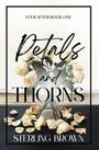 "Ever After Book One. Petals and Thorns. Sterling Brown." Ein Glasvase mit weißen Rosen und umherliegenden Blütenblättern.