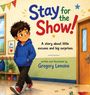 „Stay for the Show!“ und „A story about little excuses and big surprises“ oben, ein Junge in blauem Hoodie geht entlang.