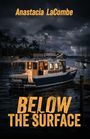 Text: "Anastacia LaCombe" und "BELOW THE SURFACE". 

Ein beleuchtetes Boot im Wasser mit Sturmwolken und Blitz.