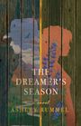 „THE DREAMER'S SEASON a novel ASHLEY RUMMEL.“ Zwei Silhouetten, Naturmotive, Holzplanken-Hintergrund.