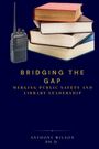 "BRIDGING THE GAP" in großen Buchstaben, darunter: "MERGING PUBLIC SAFETY AND LIBRARY LEADERSHIP." Autor: Anthony Wilson. Ein Funkgerät neben einem Bücherstapel.