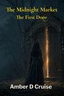 "The Midnight Market The First Door. Amber D Cruise." Eine Frau im dunklen Kleid steht vor einer mystischen, geöffneten Tür im Wald.