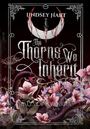 „Lindsey Hart, The Thorns We Inherit, Tales of Nyxarra“. Dunkles Design mit Mondsichel, Dolch, Blüten und Schlangen.
