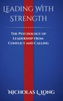 "LEADING WITH STRENGTH. THE PSYCHOLOGY OF LEADERSHIP FROM CONFLICT AND CALLING. NICHOLAS L. LONG." Blauer Hintergrund.
