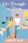 "Like Pineapple on Pizza" von Amber Mae. Illustration: Zwei Personen kochen gemeinsam in einer farbenfrohen Küche.