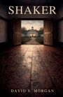 Titel: "SHAKER", Autor: "DAVID S. MORGAN". Geöffnetes Holztor zeigt Weg zu einem Haus mit Turm in Abenddämmerung.
